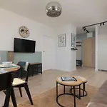 Praga With Parking By Renters דירה