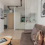 Praga With Parking By Renters *