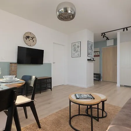 Praga With Parking By Renters Apartament