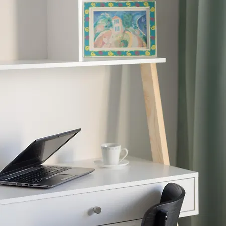 Praga With Parking By Renters